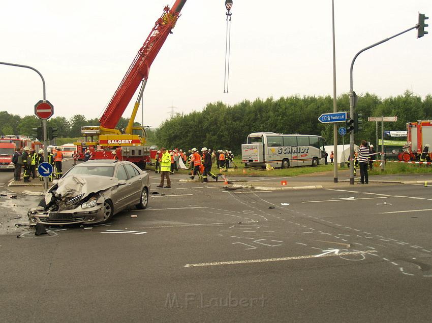 Schwerer Unfall mit Reisebus Lohmar Donrather Dreieck P477.JPG